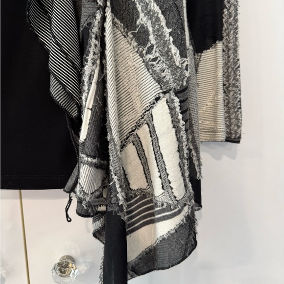 Patchwork black/white / gray throw jacket!
Ruffled front, handkerchief hem. - Picture 3 of 6